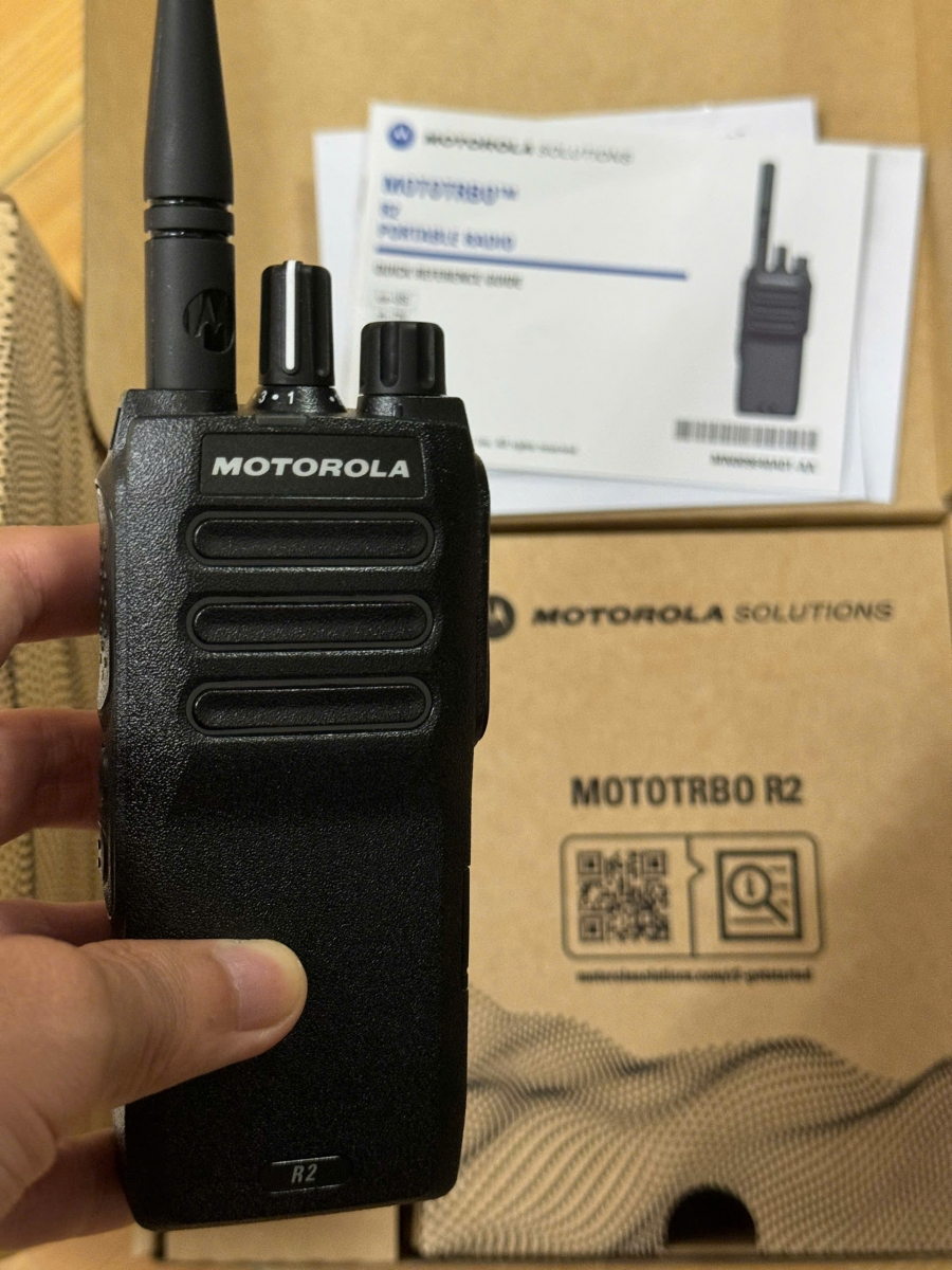 Motorola R2 chính hãng phải có tem QR chống hàng giả dán trên thân máy và pin sạc